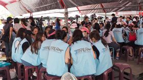 長榮罷工訴求調整  工會成員小組協商（2）長榮航空公司空服員罷工26日進入第7天，工會態度有所轉換，提出願意對禁搭便車條款進行調整，而工會成員上午也聚集長榮航空運航大樓進行小組協商。中央社記者邱俊欽桃園攝  108年6月26日