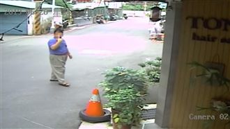 唭哩岸扔磚攻擊國中女　怪男身影曝光