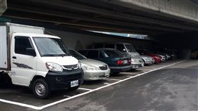 杜絕占用　汐止北基公路高架橋下停車格將收費新北市政府交通局25日表示，汐止區北基公路高架橋下公有停車格，將自7月1日起納入路邊停車收費管理，盼杜絕公有停車格長期被車輛占用等問題。（新北市政府交通局提供）中央社記者葉臻傳真　108年6月25日