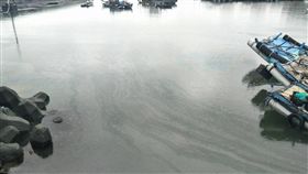 雲林口湖台子漁港漏油雲林縣口湖鄉台子村漁港漁船加油站24日發生漏油事件，環保局會同中油及六輕工業區油污染應變小組，迅即進行港區內油污清除，並採樣送驗，25日上午進行港區外採樣，以確認油污控制情況。（雲林縣環保局提供）中央社記者葉子綱傳真  108年6月25日