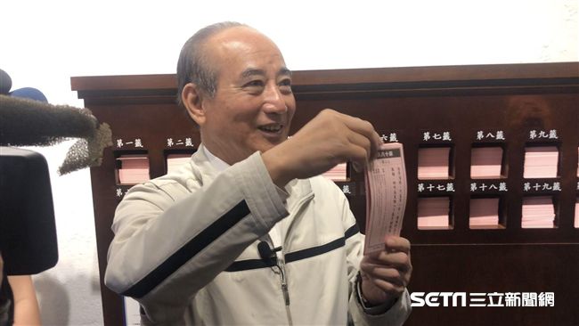 願望會實現！王金平抽中上上籤樂笑開