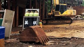 農地廢五金堆置如山  高市改善期限到動手拆除高雄市大寮一處農地遭業者違規從事廢五金業，造成環境污染，居民多次陳情，高雄市政府都發局限期至23日未見改善，24日派機具前往拆除。（高市都發局提供）中央社記者陳朝福傳真  108年6月24日