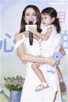 瑞莎與女兒Nika出席抗敏感沐浴乳品牌代言活動。（記者林士傑/攝影）