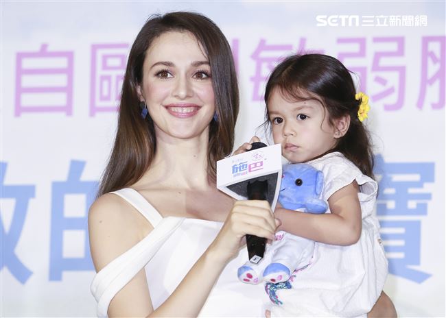 瑞莎與女兒Nika出席抗敏感沐浴乳品牌代言活動。（記者林士傑/攝影）