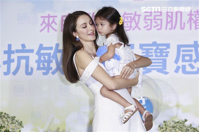 瑞莎與女兒Nika出席抗敏感沐浴乳品牌代言活動。（記者林士傑/攝影）