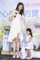 瑞莎與女兒Nika出席抗敏感沐浴乳品牌代言活動。（記者林士傑/攝影）