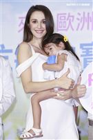 瑞莎與女兒Nika出席抗敏感沐浴乳品牌代言活動。（記者林士傑/攝影）