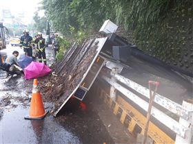 台北,內湖,公車候車亭,倒塌,方濟中學,星雲路,成功路三段。翻攝畫面