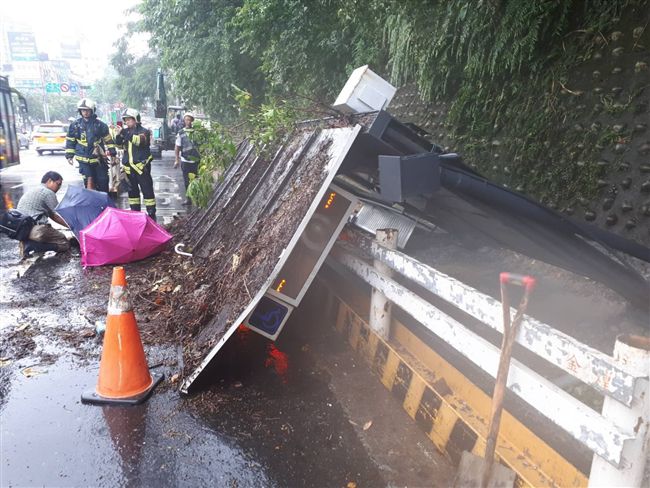 快訊／豪雨釀禍？公車候車亭塌2人傷
