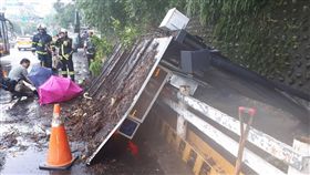 台北,內湖,公車候車亭,倒塌,方濟中學,星雲路,成功路三段。翻攝畫面