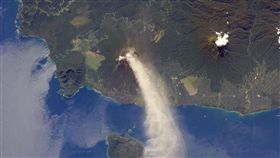 烏拉旺火山,火山,火山灰（圖／翻攝自NASA）
https://earthobservatory.nasa.gov/images/79903/plume-rises-from-ulawun