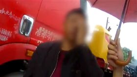 貨車司機眼睛癢狂揉　扯下「白色塊狀物」…看不見了（圖／翻攝自梨視頻）