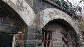 澎湖井垵凸角磁氣探知機防衛所（1）澎湖縣文化局表示，日治時代所建的井垵凸角磁氣探知機防衛所軍事設施，澎湖文資委員5月底完成會勘後，一致認為極具軍事文化和地域建造物風貌價值，決定列為歷史建築保存。（澎湖文化局提供）中央社  108年6月25日