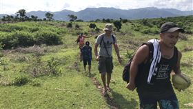 千年前祖先葬身菲律賓  達悟族後裔探先人之路千年前達悟族航海家領袖夏本‧畢督利嫩前往菲律賓小島貿易，發生衝突葬身當地。航海家第30代後裔日前跨洋赴菲尋找當年衝突小島，盼重啟祖先的航海交流之路。（蘭恩文教基金會提供）中央社記者盧太城台東傳真  108年6月25日