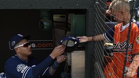 ▲馬查多（Manny Machado）賽前幫金鶯球迷簽名。（圖／美聯社／達志影像）