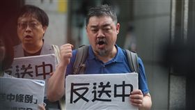 吾爾開希在台聲援反送中G20高峰會28日將在日本大阪舉行，在台港生與台灣民間組織等27日在台北的香港經貿辦事處外舉行記者會，呼籲各國領袖支持香港「反送中」，中國民運人士吾爾開希（前）也到場聲援。中央社記者徐肇昌攝  108年6月27日