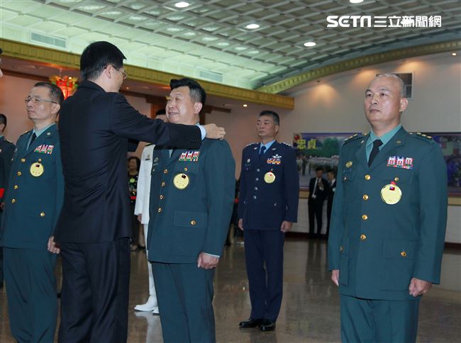 國防部長嚴德發布達108年下半年陸海空軍將官晉任暨授階。（記者邱榮吉/攝影）