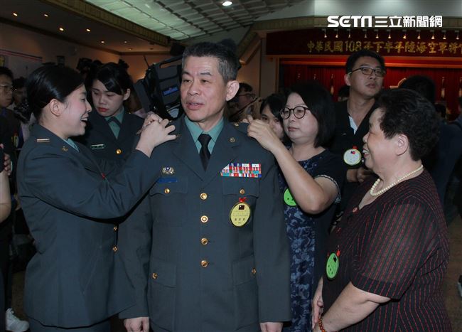 108年下半年陸海空軍將官晉任布達暨授階典禮，晉升中將的王紹華由同樣身為職業軍人的女兒王德霖（左）與家人為其掛上中將階級。（記者邱榮吉/攝影）
