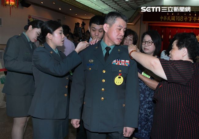 108年下半年陸海空軍將官晉任布達暨授階典禮，晉升中將的王紹華由同樣身為職業軍人的女兒王德霖（左）與家人為其掛上中將階級。（記者邱榮吉/攝影）