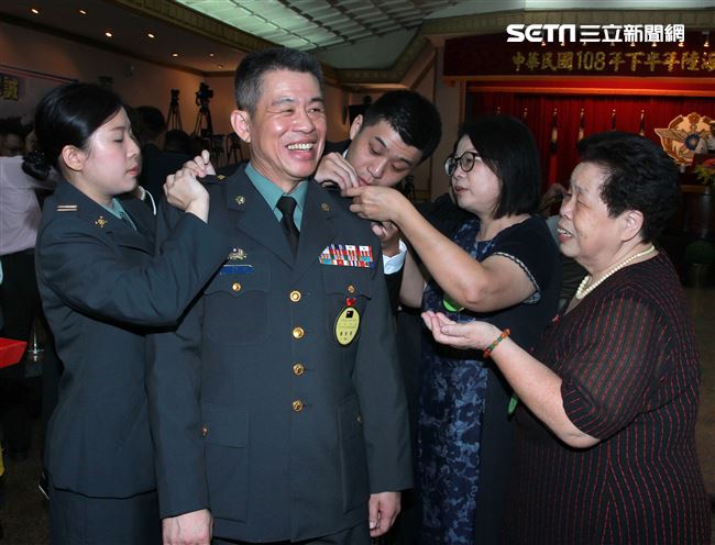 108年下半年陸海空軍將官晉任布達暨授階典禮，晉升中將的王紹華由同樣身為職業軍人的女兒王德霖（左）與家人為其掛上中將階級。（記者邱榮吉/攝影）