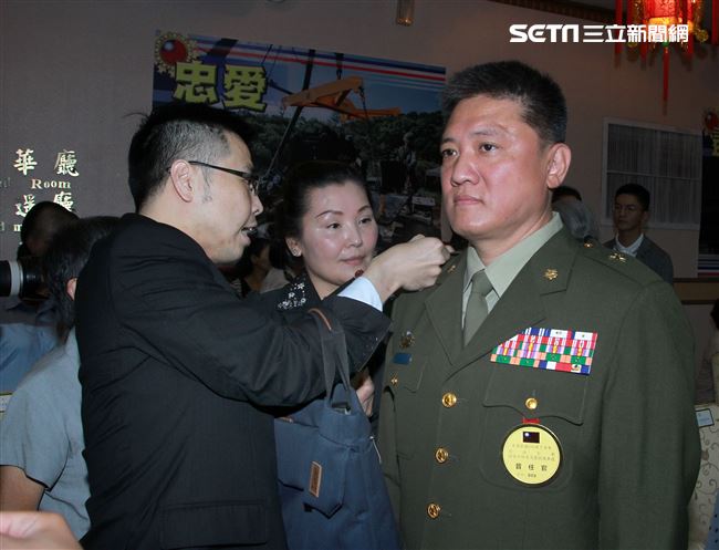 眷屬為晉升將官掛上階級。（記者邱榮吉/攝影）