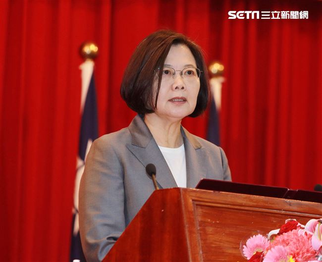 總統蔡英文出席「108年下半年陸海空軍將官晉任布達暨授階典禮」，並向晉升將官及家屬握手致意。（記者邱榮吉/攝影）