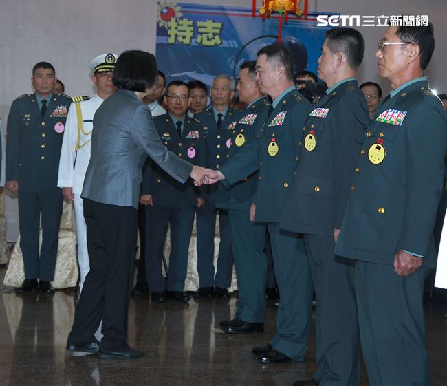 總統蔡英文出席「108年下半年陸海空軍將官晉任布達暨授階典禮」，並向晉升將官及家屬握手致意。（記者邱榮吉/攝影）
