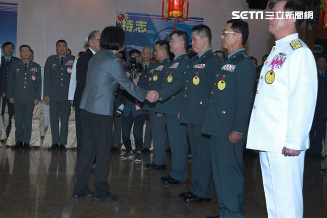 總統蔡英文出席「108年下半年陸海空軍將官晉任布達暨授階典禮」，並向晉升將官及家屬握手致意。（記者邱榮吉/攝影）