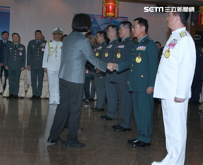 總統蔡英文出席「108年下半年陸海空軍將官晉任布達暨授階典禮」，並向晉升將官及家屬握手致意。（記者邱榮吉/攝影）