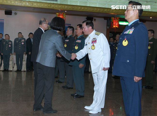 總統蔡英文出席「108年下半年陸海空軍將官晉任布達暨授階典禮」，並向晉升將官及家屬握手致意。（記者邱榮吉/攝影）