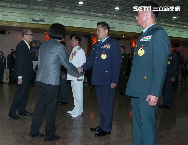 總統蔡英文出席「108年下半年陸海空軍將官晉任布達暨授階典禮」，並向晉升將官及家屬握手致意。（記者邱榮吉/攝影）