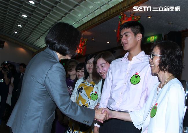 總統蔡英文出席「108年下半年陸海空軍將官晉任布達暨授階典禮」，並向晉升將官及家屬握手致意。（記者邱榮吉/攝影）