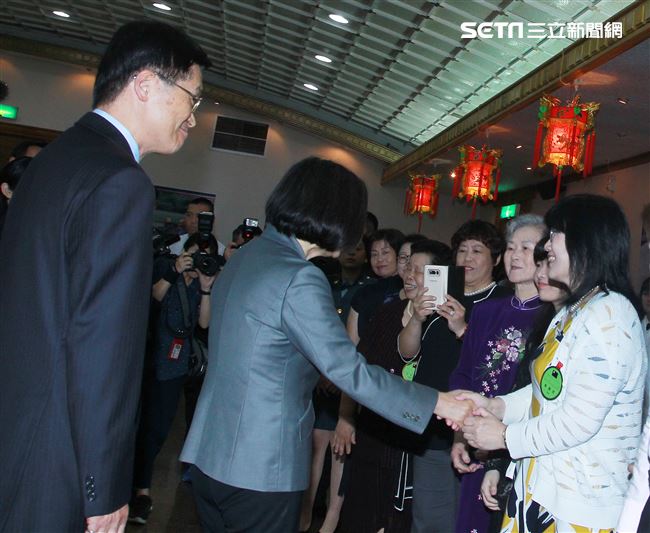 總統蔡英文出席「108年下半年陸海空軍將官晉任布達暨授階典禮」，並向晉升將官及家屬握手致意。（記者邱榮吉/攝影）