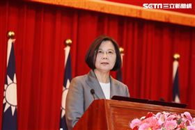 總統蔡英文出席「108年下半年陸海空軍將官晉任布達暨授階典禮」，並向晉升將官及家屬握手致意。（記者邱榮吉/攝影）