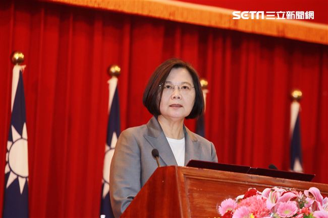 總統蔡英文出席「108年下半年陸海空軍將官晉任布達暨授階典禮」，並向晉升將官及家屬握手致意。（記者邱榮吉/攝影）