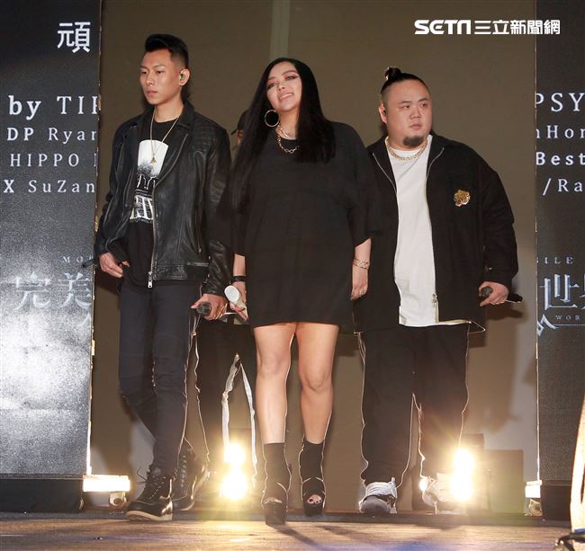 張惠妹與頑童首度獻唱電玩遊戲主題曲。（記者邱榮吉/攝影）