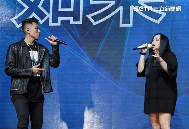 張惠妹與頑童首度獻唱電玩遊戲主題曲。（記者邱榮吉/攝影）
