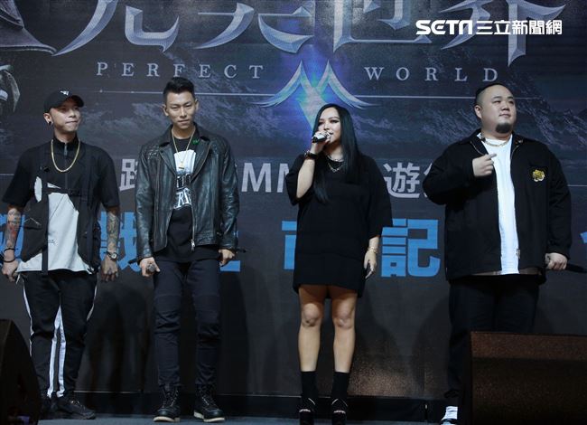 張惠妹與頑童首度獻唱電玩遊戲主題曲。（記者邱榮吉/攝影）