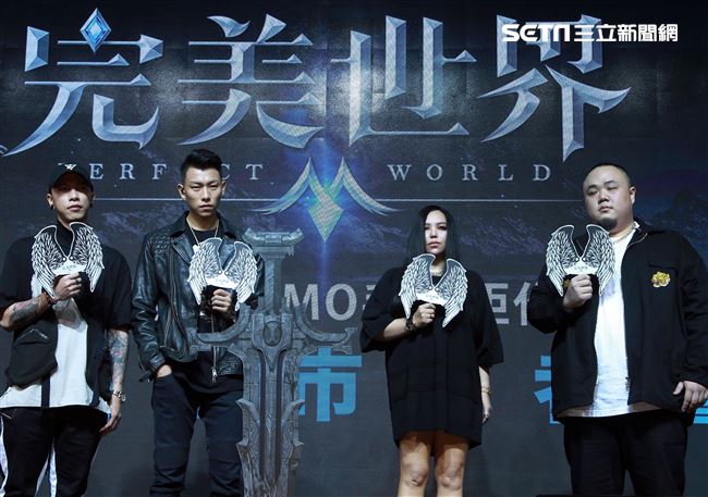 張惠妹與頑童首度獻唱電玩遊戲主題曲。（記者邱榮吉/攝影）