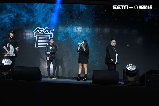 張惠妹與頑童首度獻唱電玩遊戲主題曲。（記者邱榮吉/攝影）