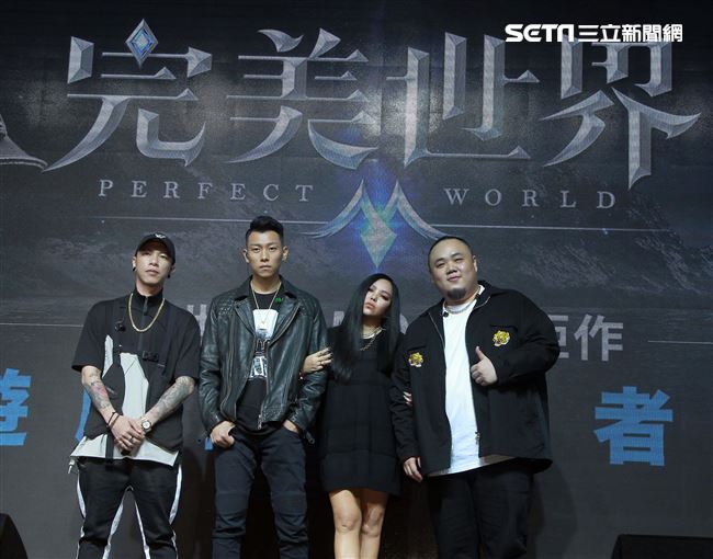 張惠妹與頑童首度獻唱電玩遊戲主題曲。（記者邱榮吉/攝影）