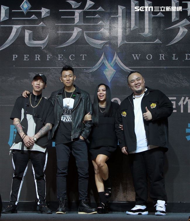 張惠妹與頑童首度獻唱電玩遊戲主題曲。（記者邱榮吉/攝影）