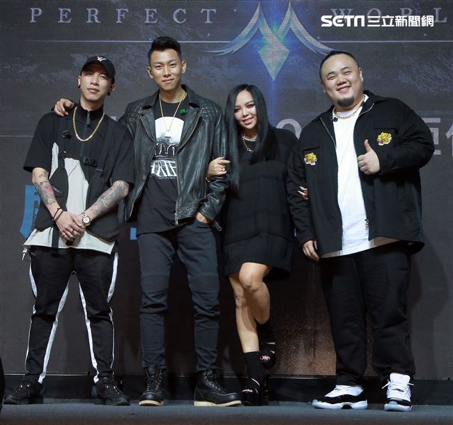 張惠妹與頑童首度獻唱電玩遊戲主題曲。（記者邱榮吉/攝影）