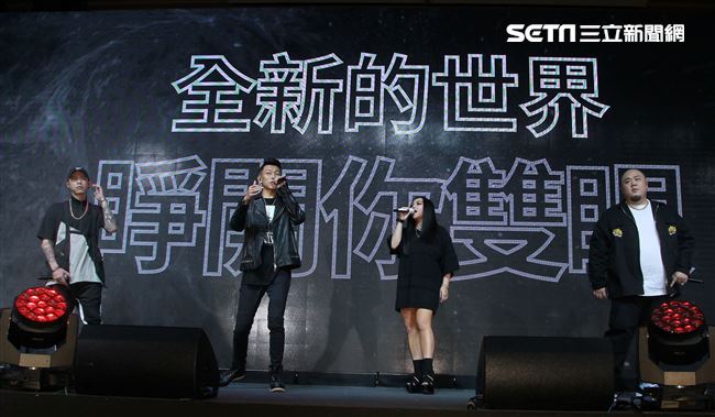 張惠妹與頑童首度獻唱電玩遊戲主題曲。（記者邱榮吉/攝影）