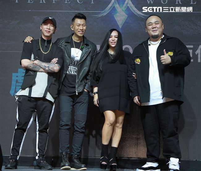 張惠妹與頑童首度獻唱電玩遊戲主題曲。（記者邱榮吉/攝影）