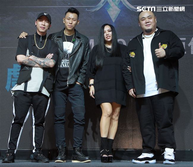 張惠妹與頑童首度獻唱電玩遊戲主題曲。（記者邱榮吉/攝影）