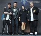 張惠妹與頑童首度獻唱電玩遊戲主題曲。（記者邱榮吉/攝影）