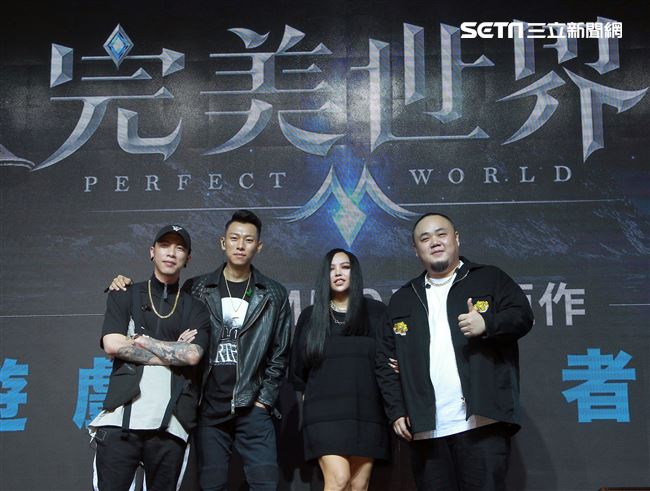 張惠妹與頑童首度獻唱電玩遊戲主題曲。（記者邱榮吉/攝影）