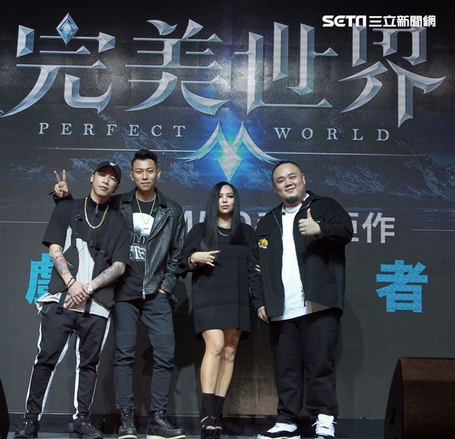 張惠妹與頑童首度獻唱電玩遊戲主題曲。（記者邱榮吉/攝影）