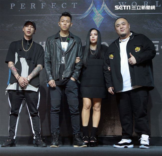 張惠妹與頑童首度獻唱電玩遊戲主題曲。（記者邱榮吉/攝影）